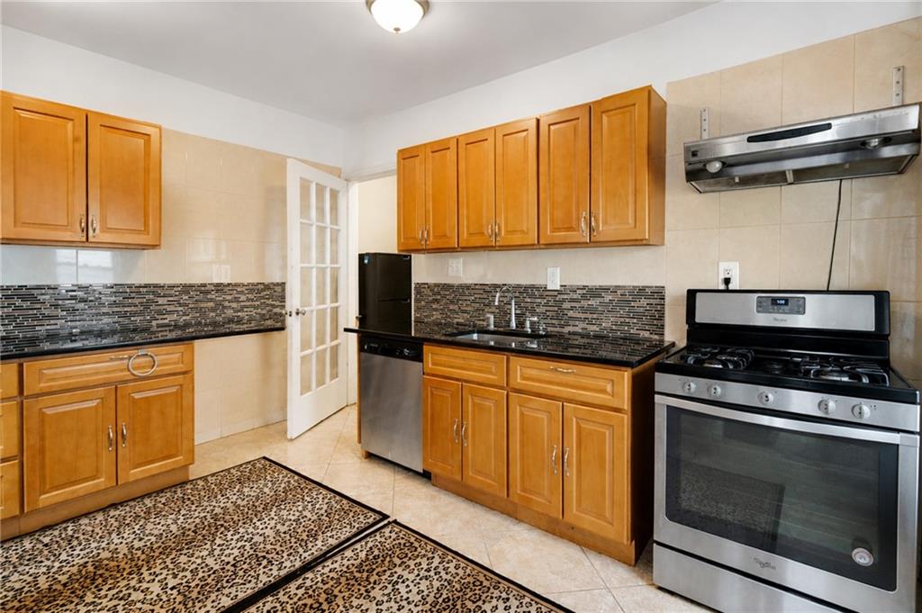 18 Lloyd Court, Brooklyn, New York, 11223 image 6