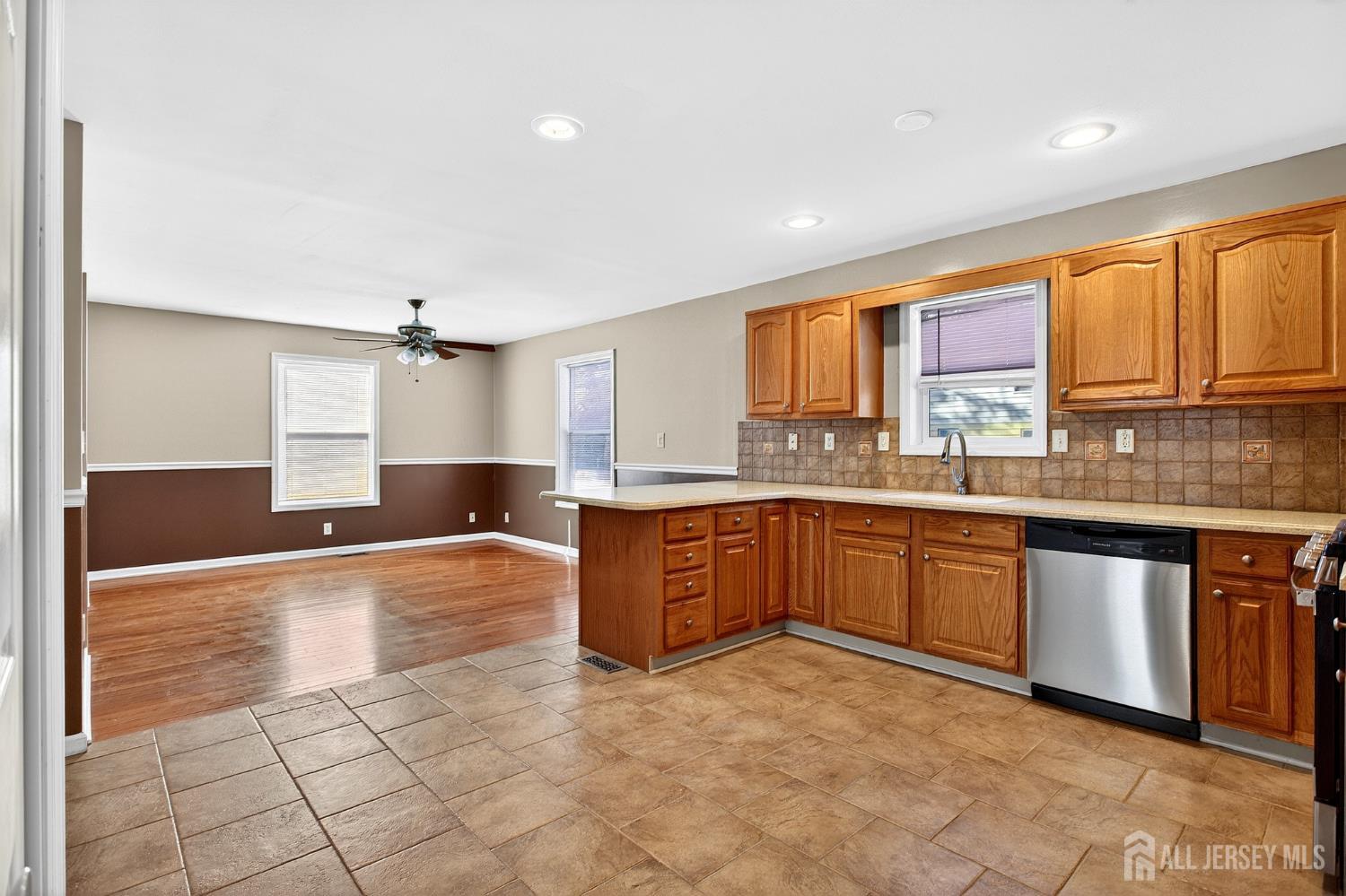 977 Cox Road, North Brunswick, NJ, 08902 image 18