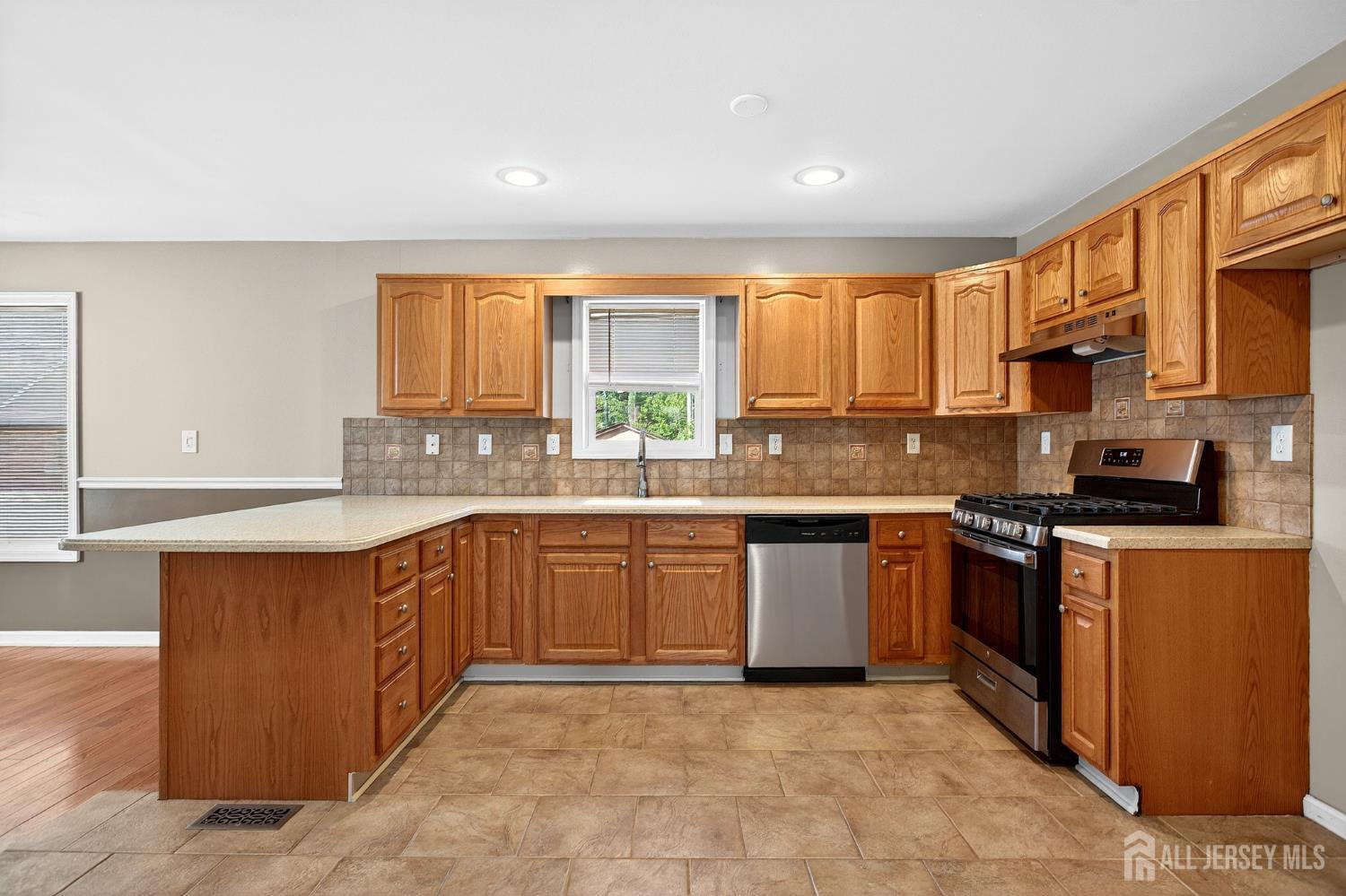 977 Cox Road, North Brunswick, NJ, 08902 image 17