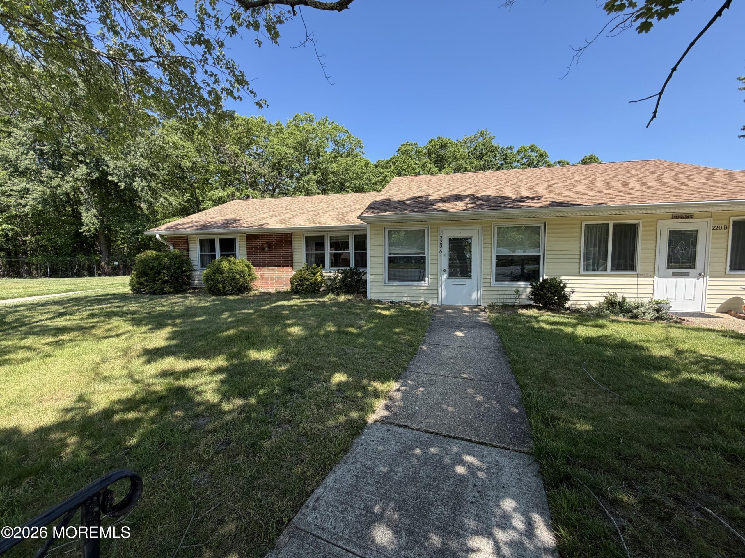 220A Buckingham Court Image 1