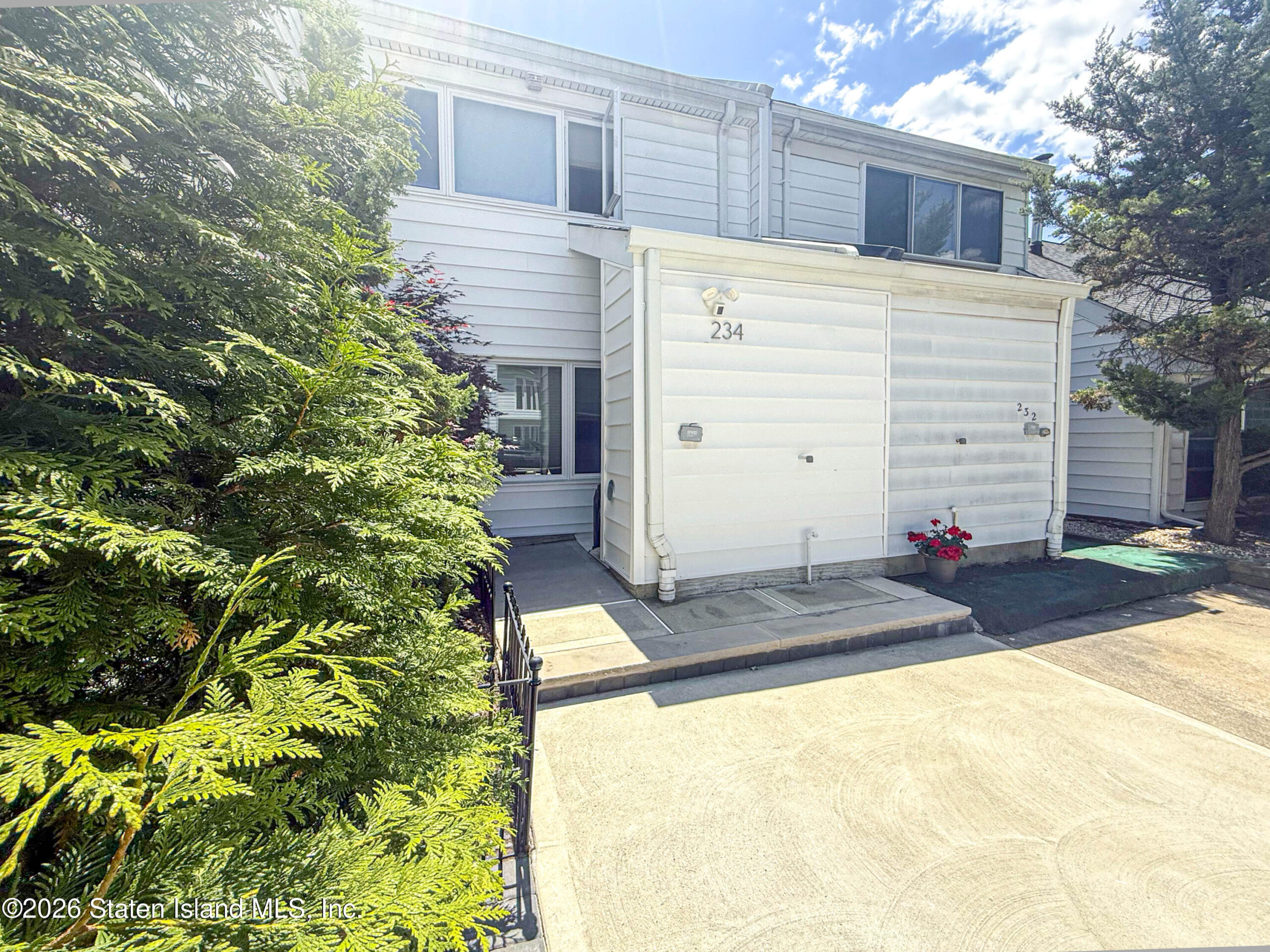 234 Hampton Green Image 3
