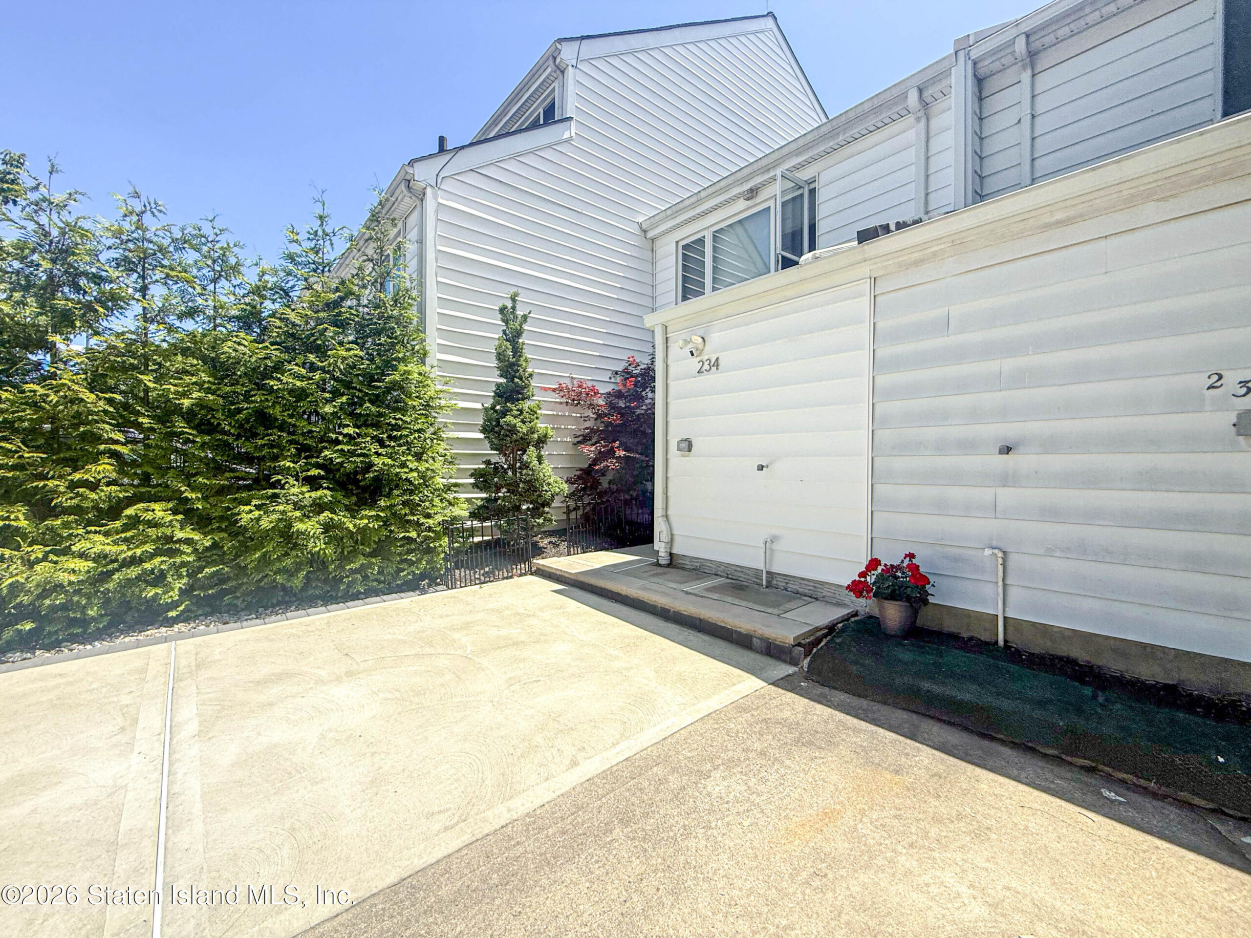 234 Hampton Green Image 4
