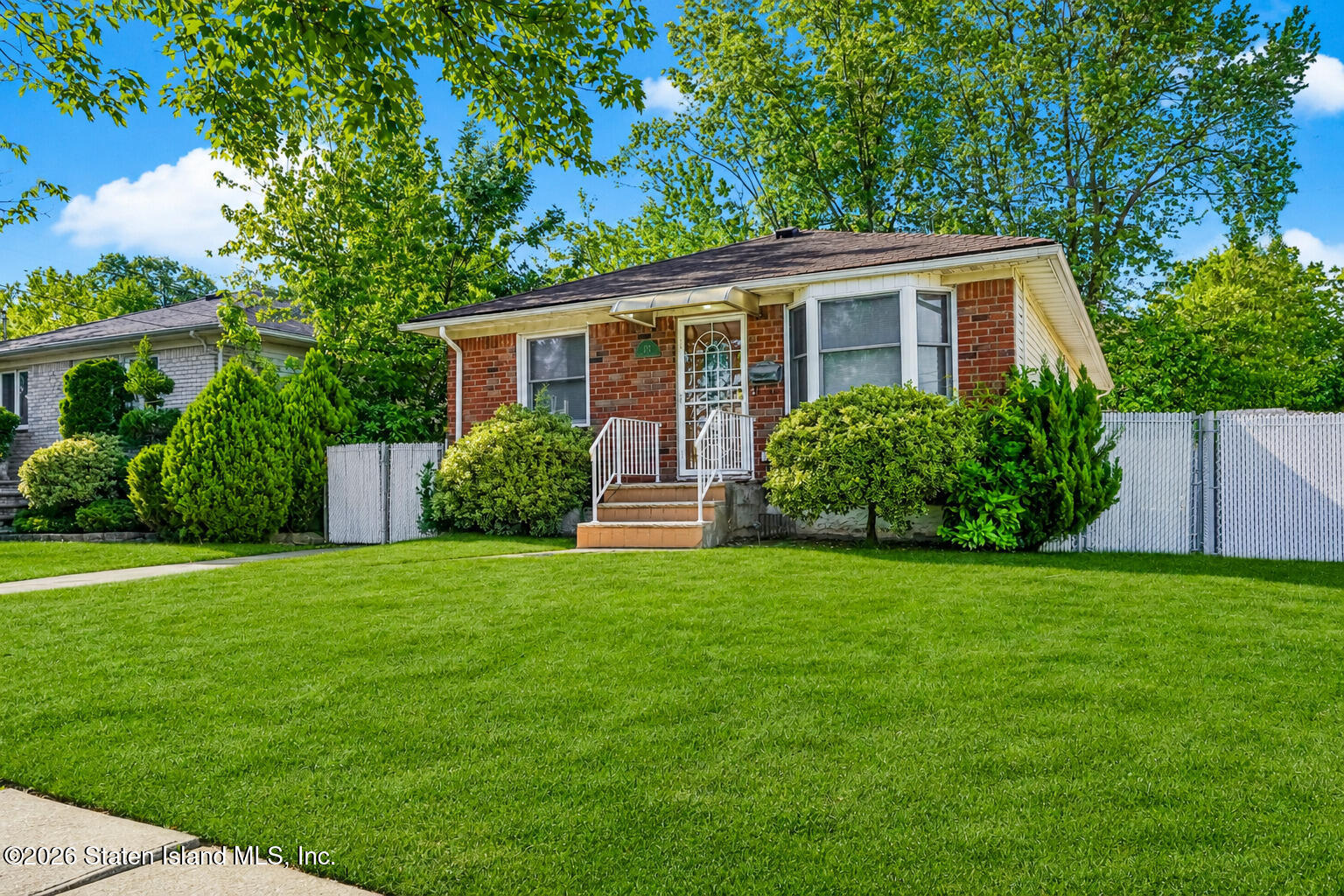 826 Lamont Avenue Image 2