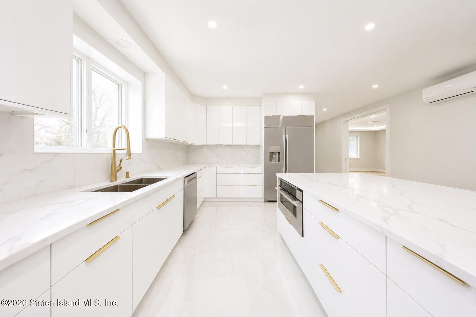 544 Falcon Avenue Image 5