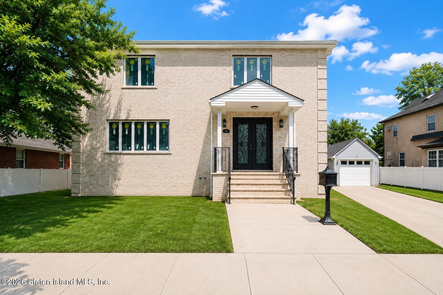 544 Falcon Avenue Image 3