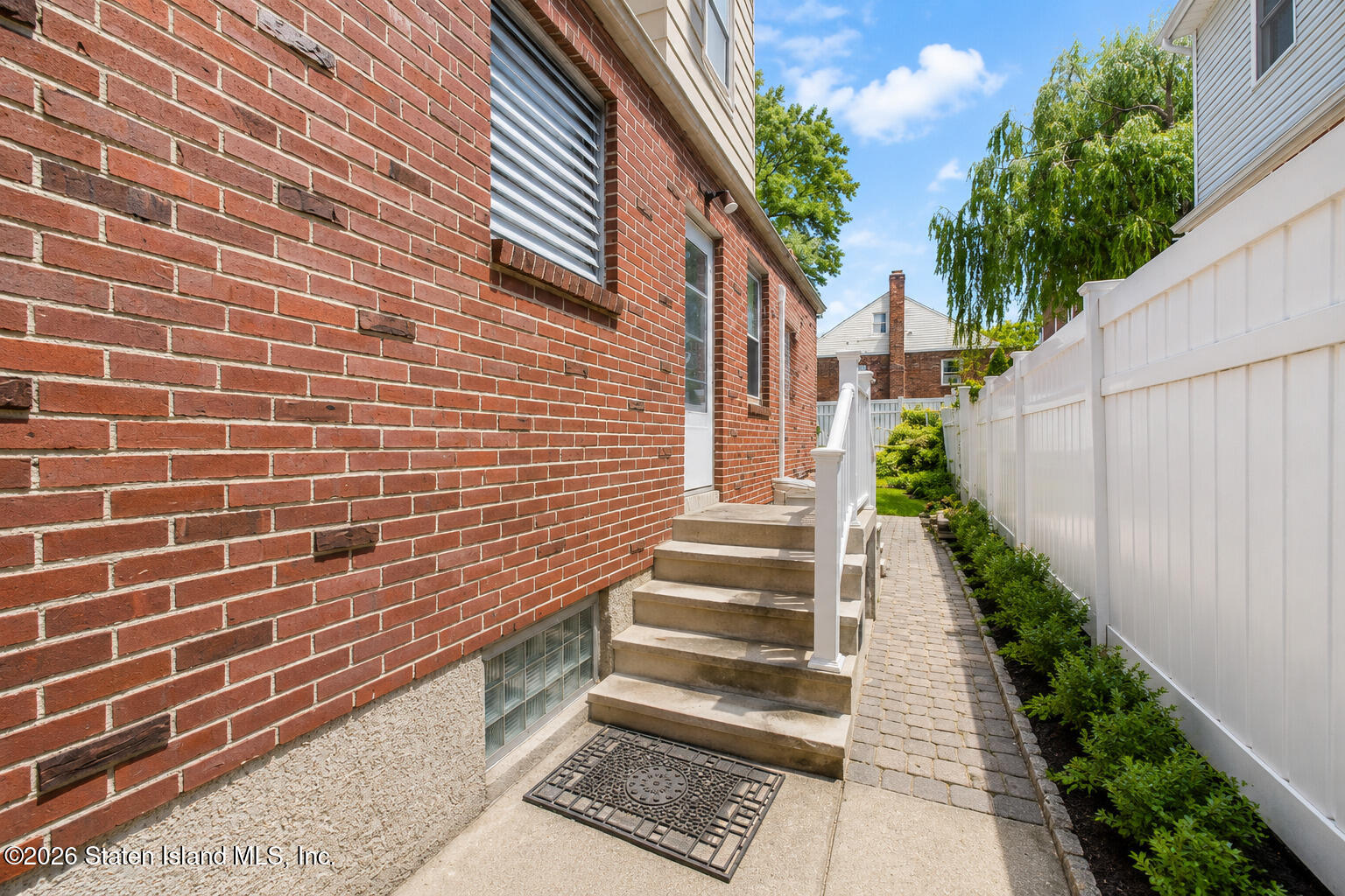 659 Davis Avenue Image 3