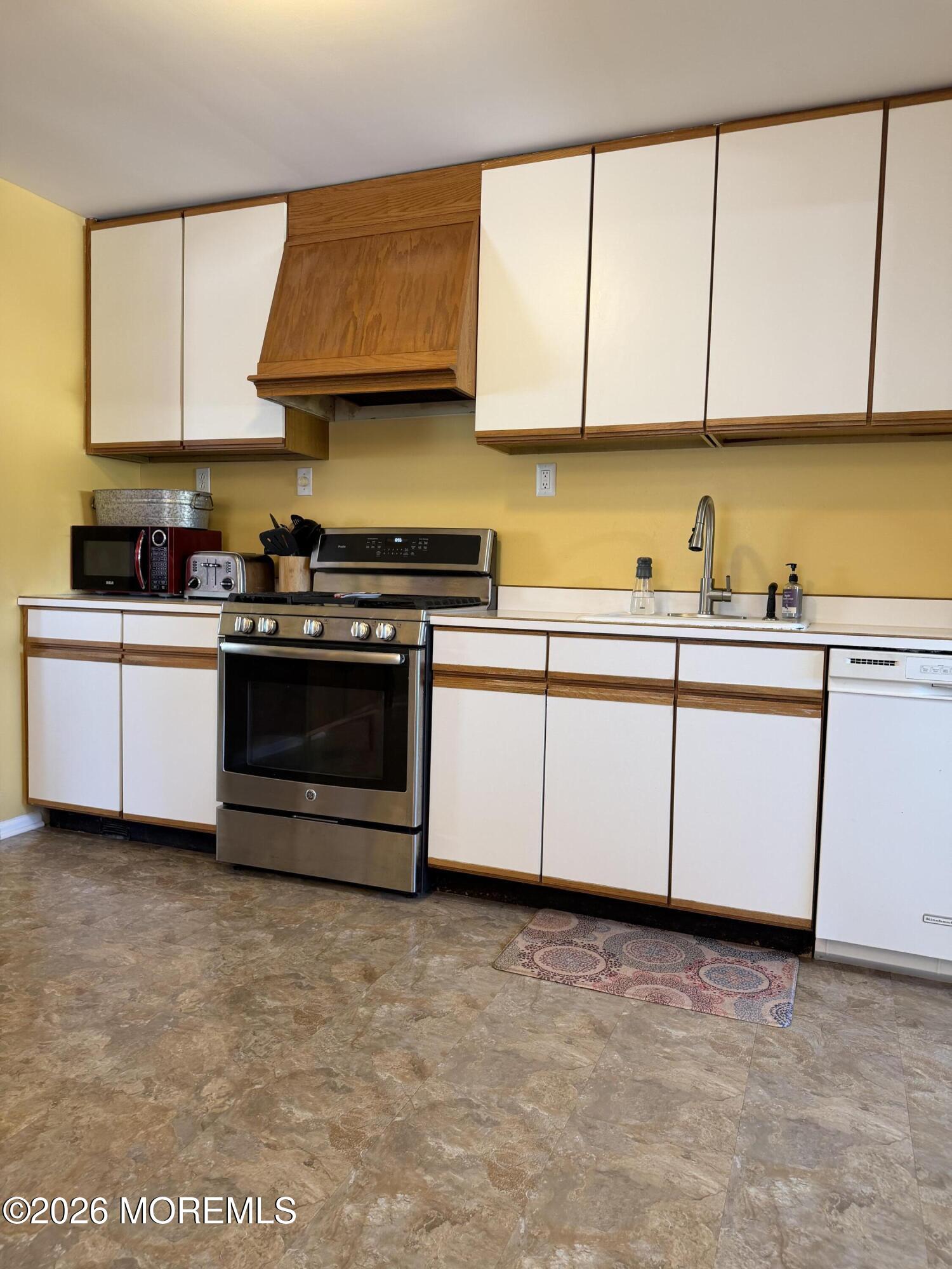 8 Lake Avenue Image 3