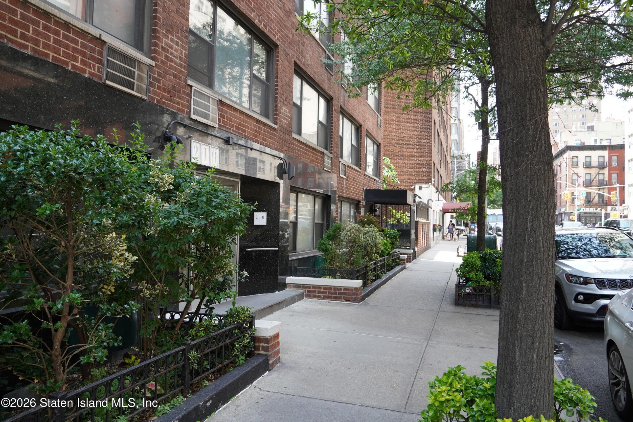 210 E 36th Street 4g Image 3