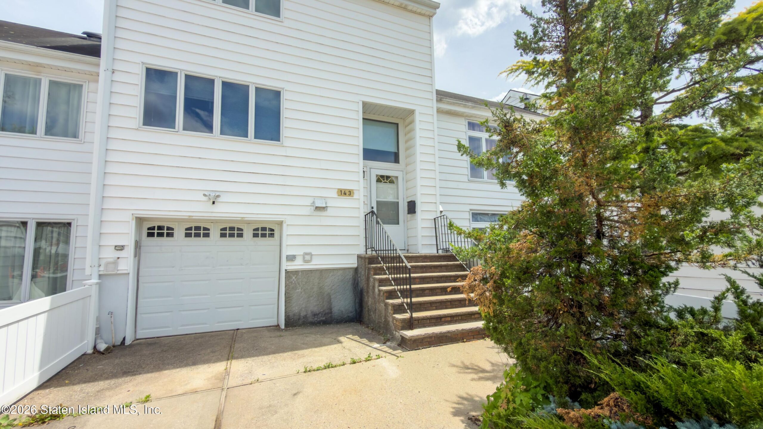 143 Hampton Green Image 1