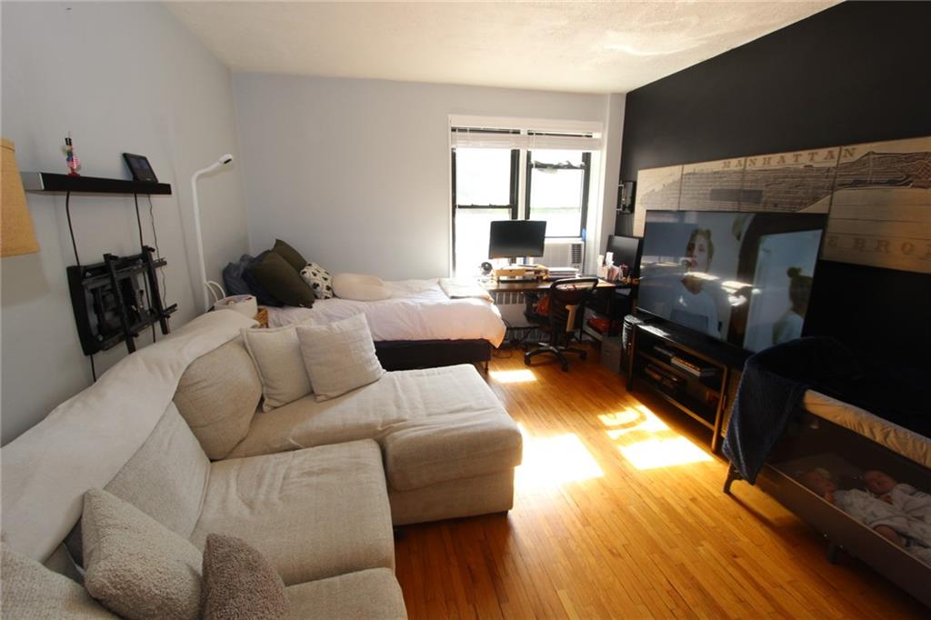 2229 Knapp Street 1C Image 3