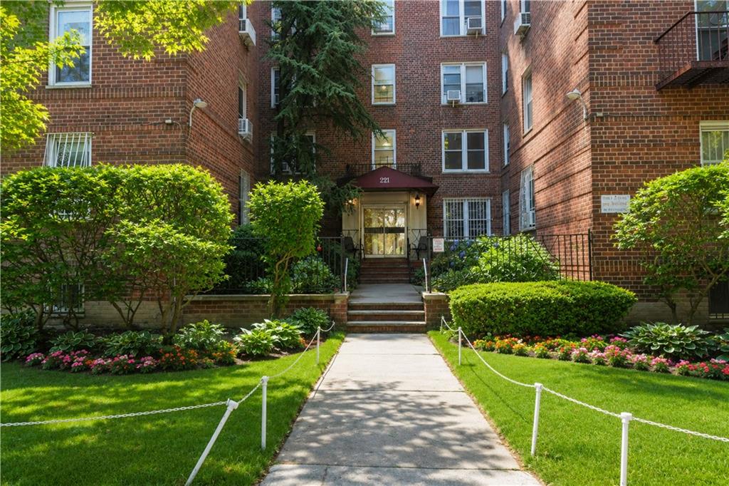 221 mcdonald Avenue 5g Image 4