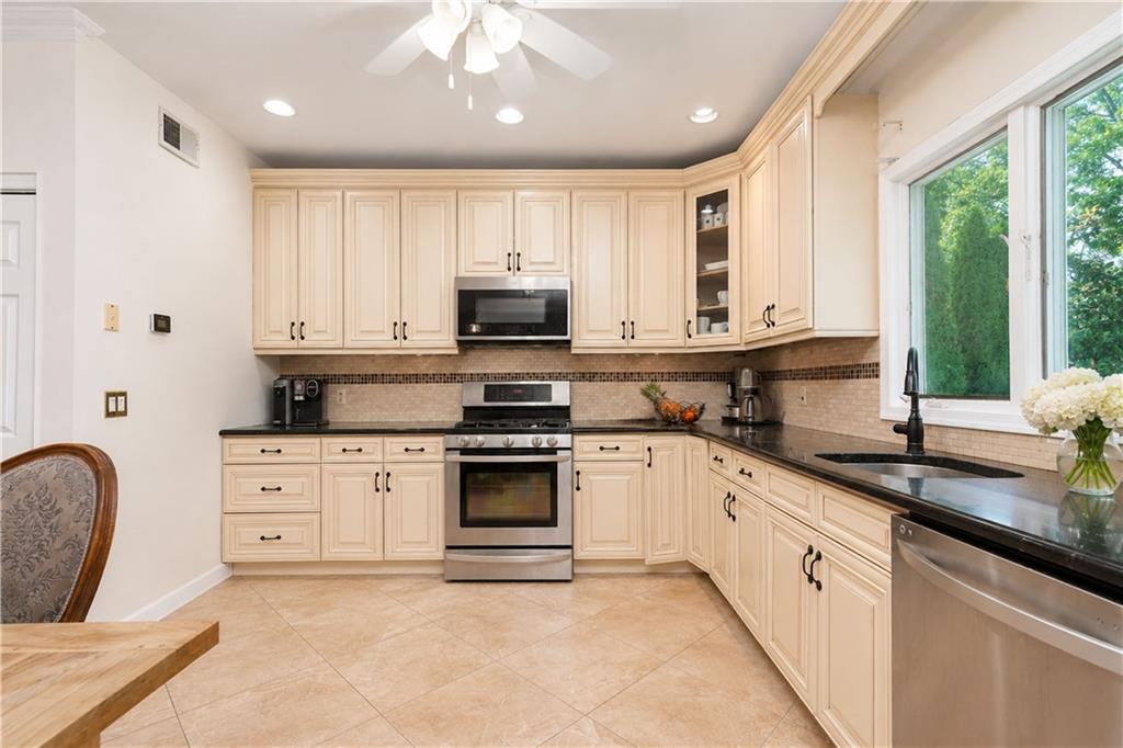 22 Putters Court, Staten  Island, New York, 10301 image 12