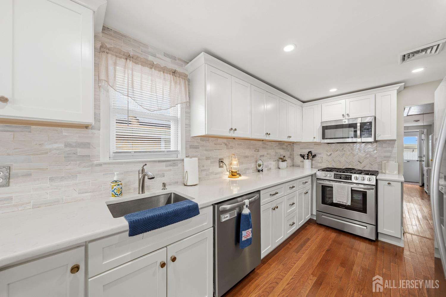 284 Shoreland Circle Image 4