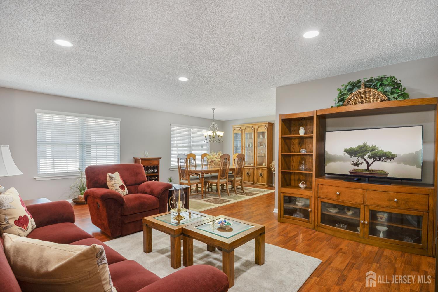 212 N Pondview Boulevard Image 5