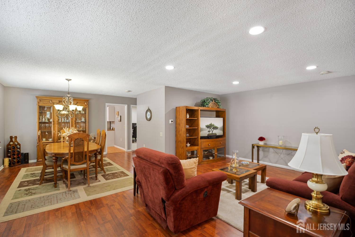 212 N Pondview Boulevard Image 3