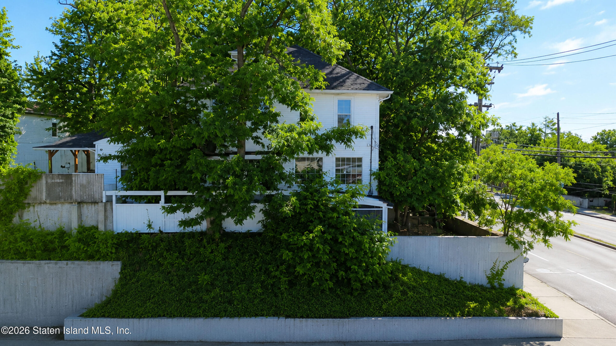 3973 Hylan Boulevard Image 1