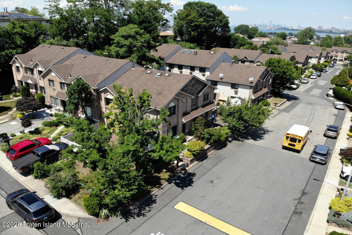 135 North Drive Image 3