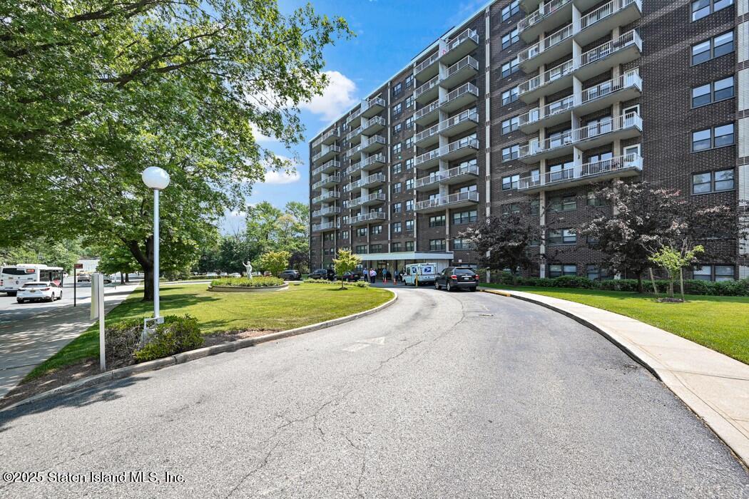 1100 Clove Road 2e Image 1