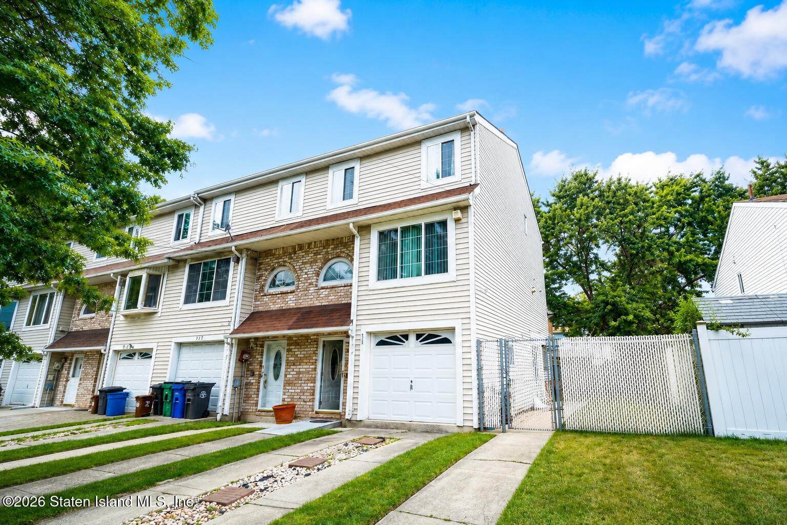 315 Lamberts Lane Image 1