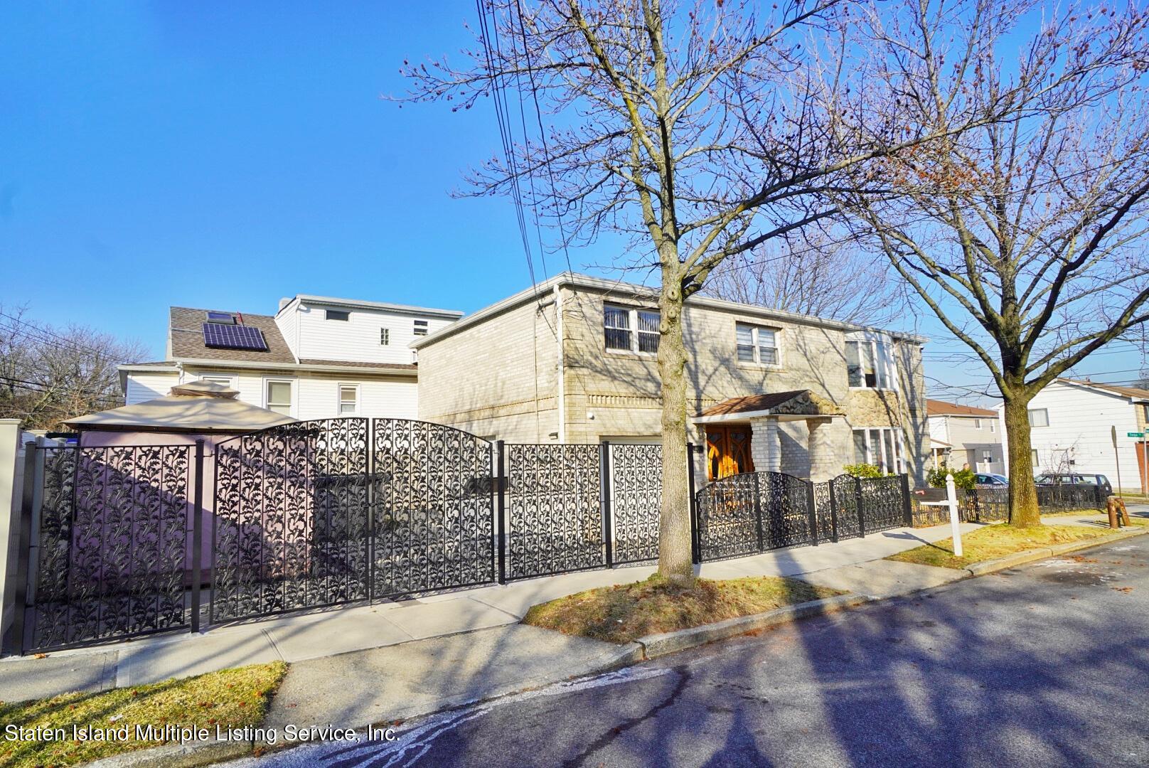186 Seneca Avenue Image 4