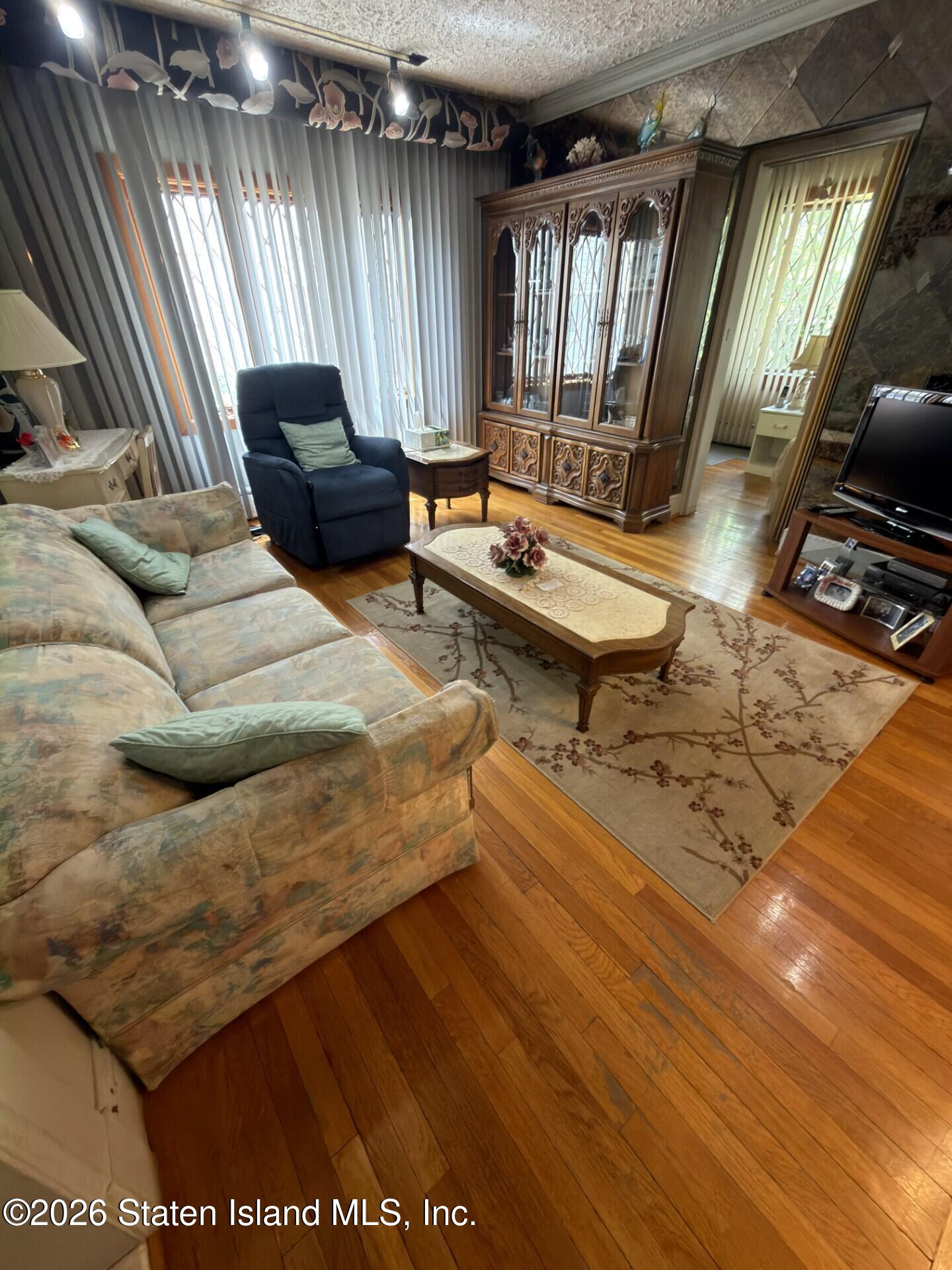72 Eltinge Street Image 3