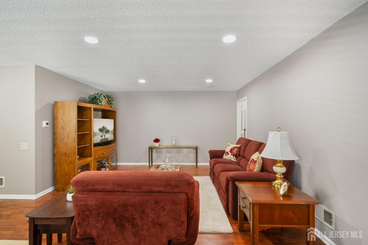 212 N Pondview Boulevard Image 4
