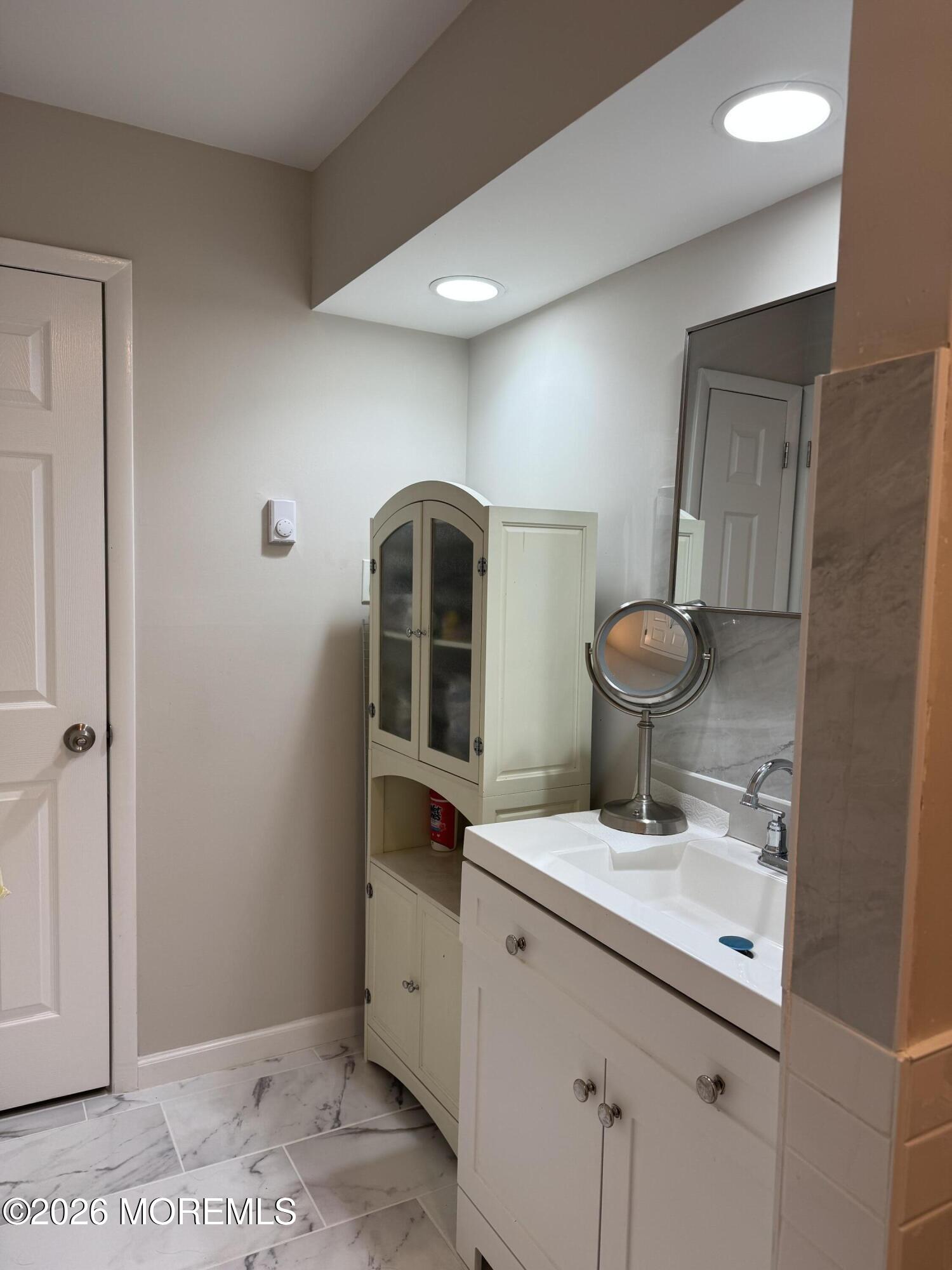105 W Amberly Drive G Image 4