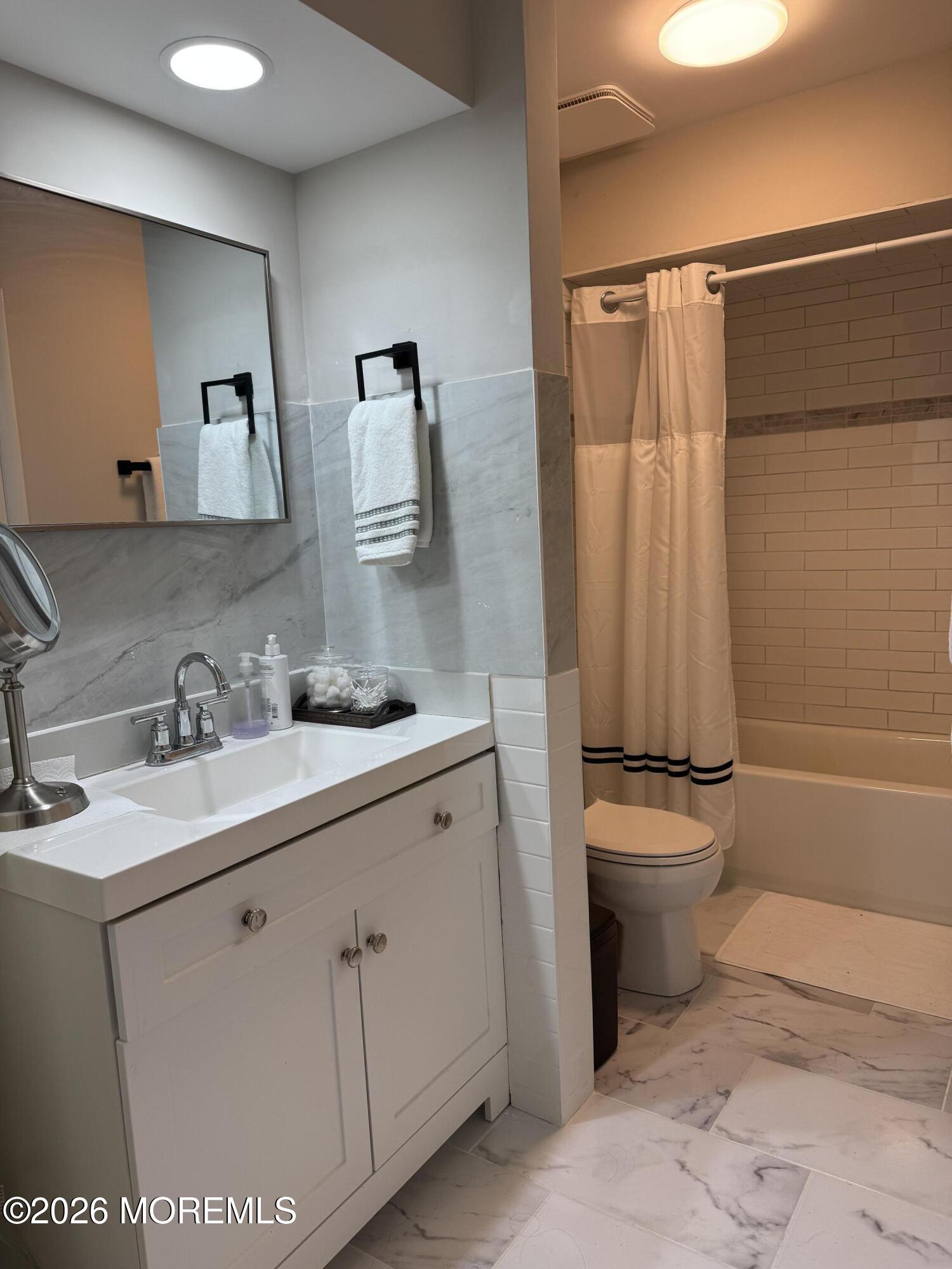 105 W Amberly Drive G Image 5