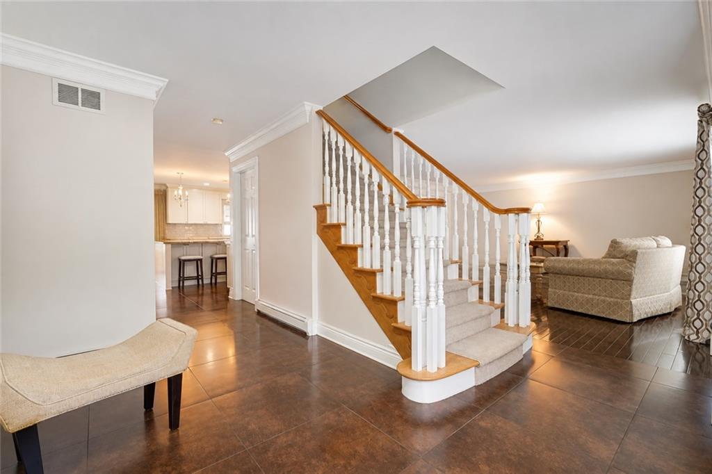 548 Lamont Avenue Image 2