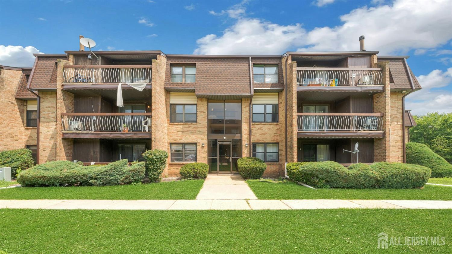 1520-1520 Raspberry Court Image 1