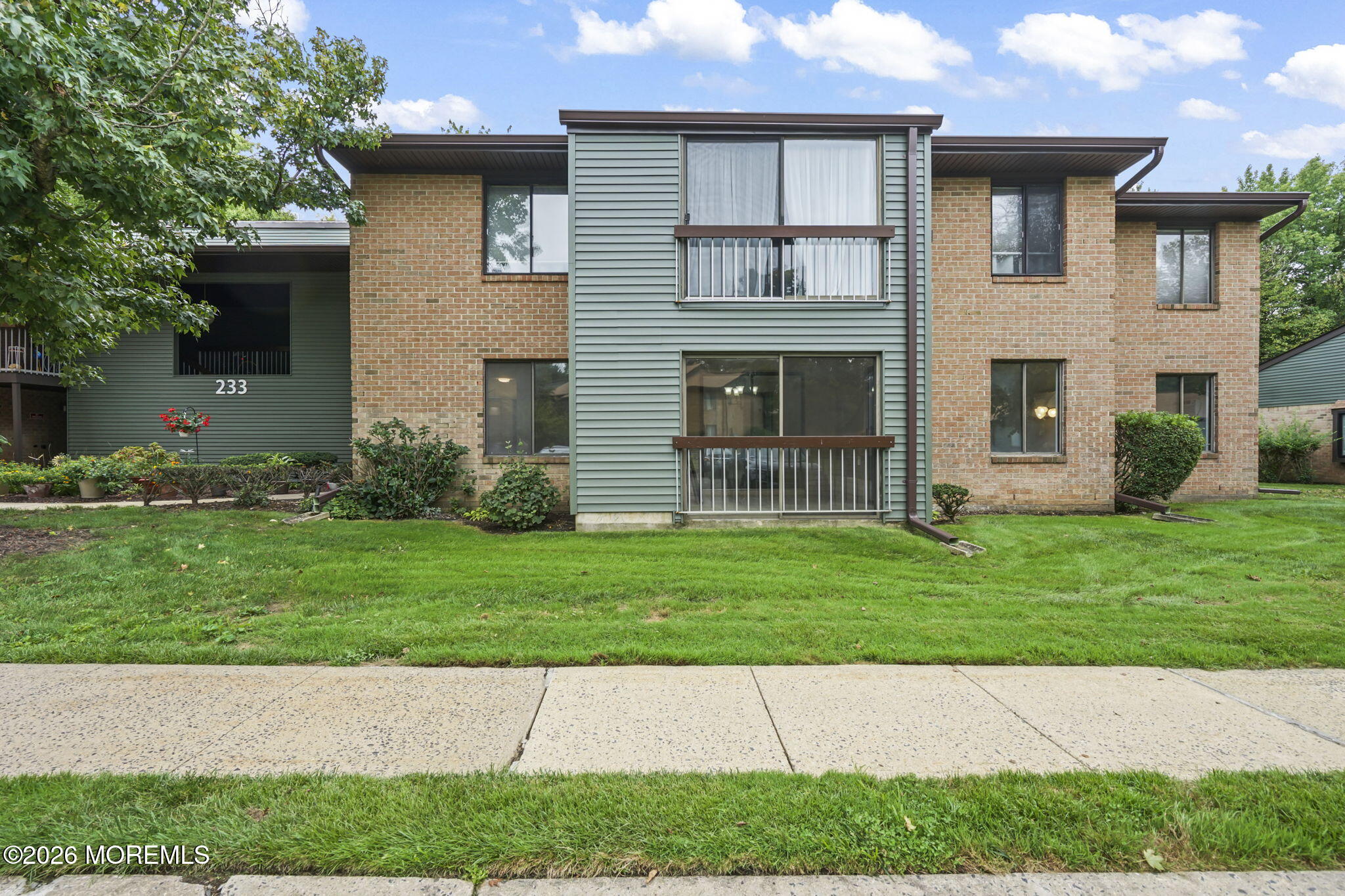 233 Medford Court E Image 3