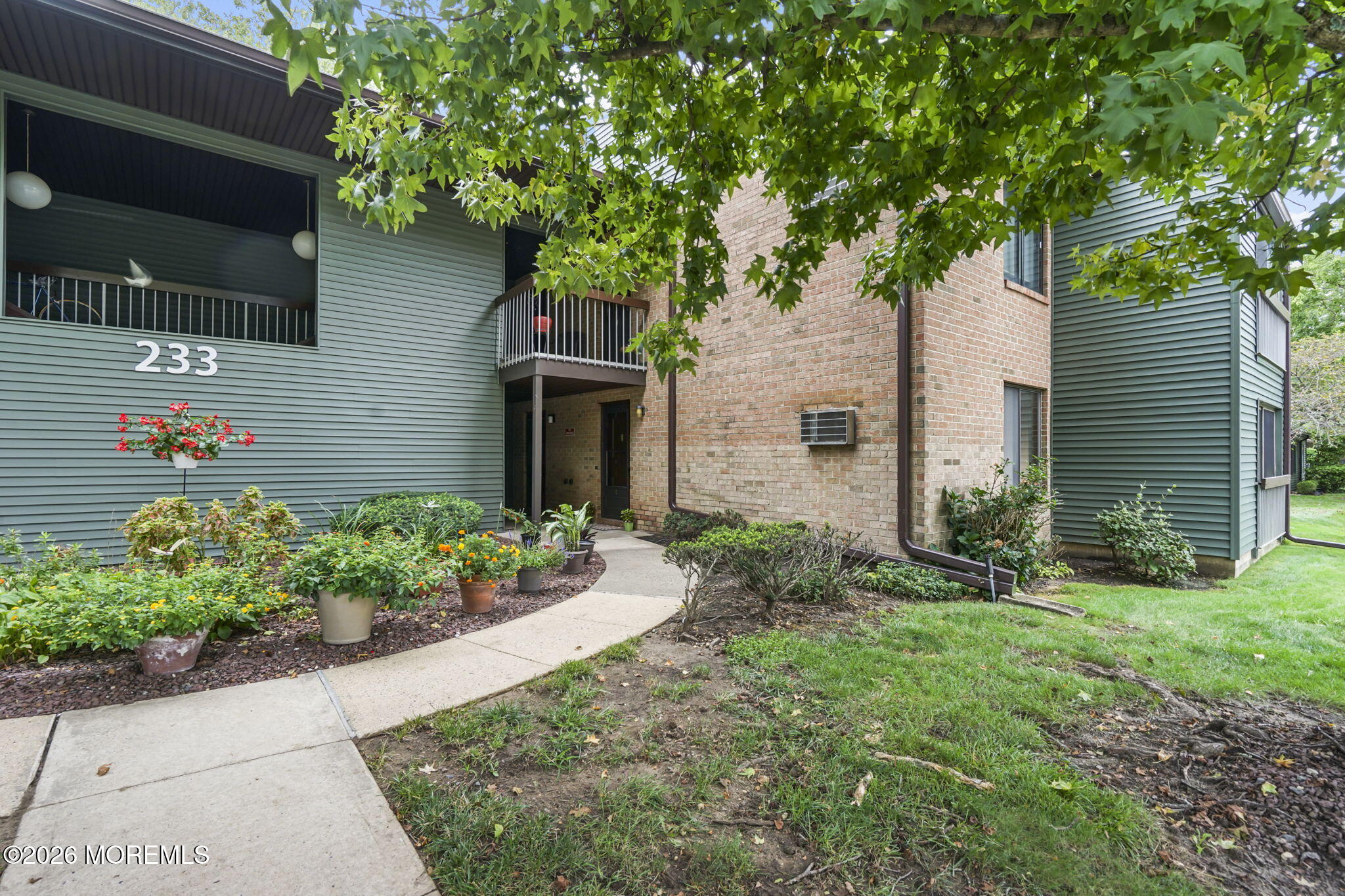 233 Medford Court E Image 2
