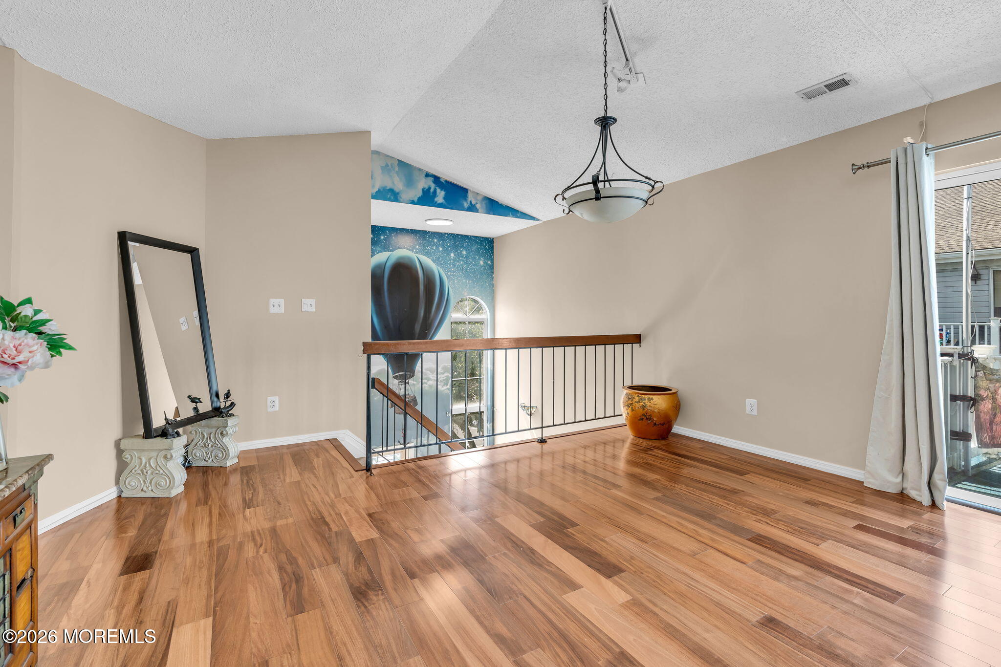 96 Tulip Lane Image 4