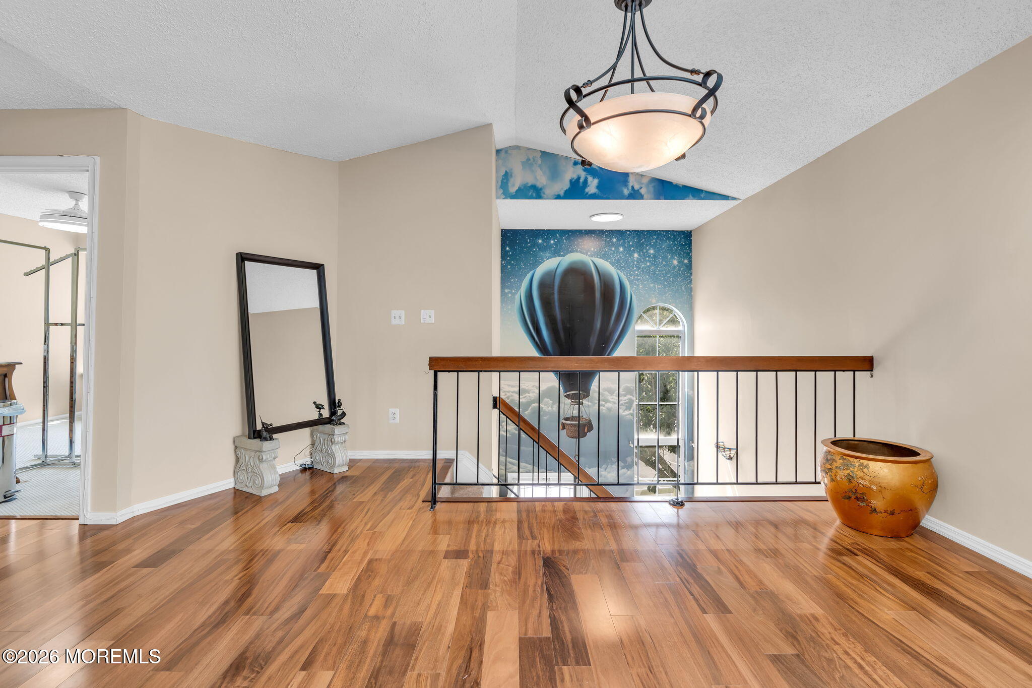 96 Tulip Lane Image 3