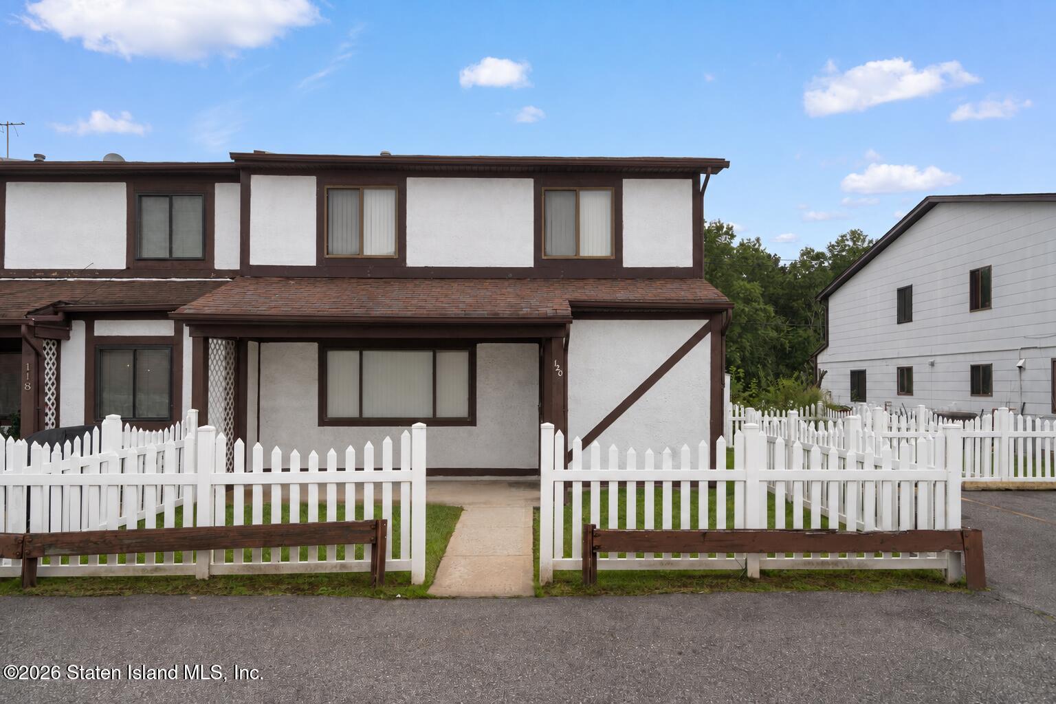 120 Parkview Loop, Staten Island, NY, 10314