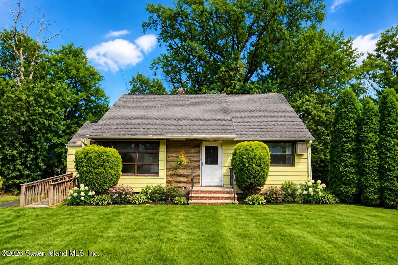 77 Independence Drive, Roselle, NJ, 07203