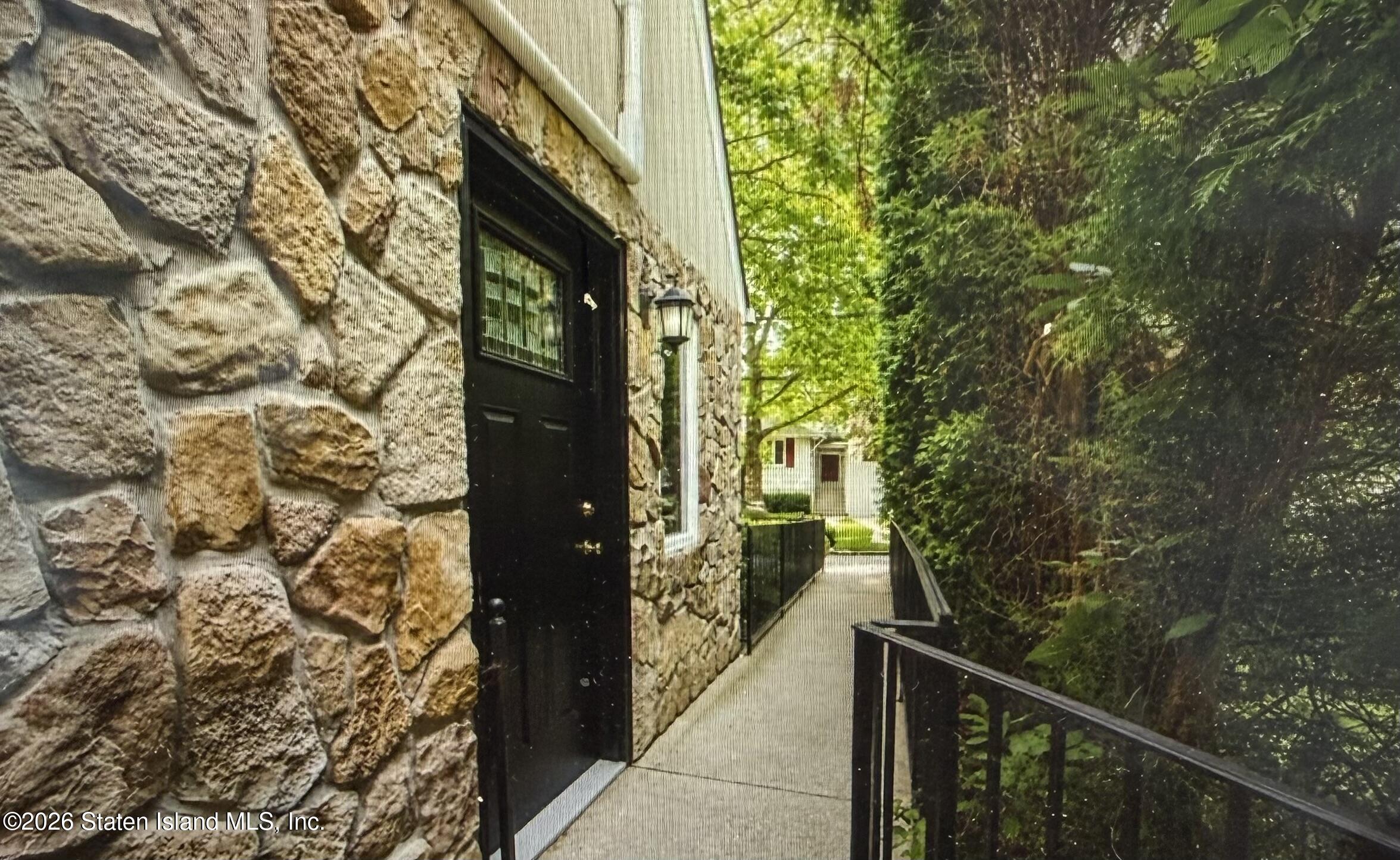 2372 Victory Boulevard Image 3