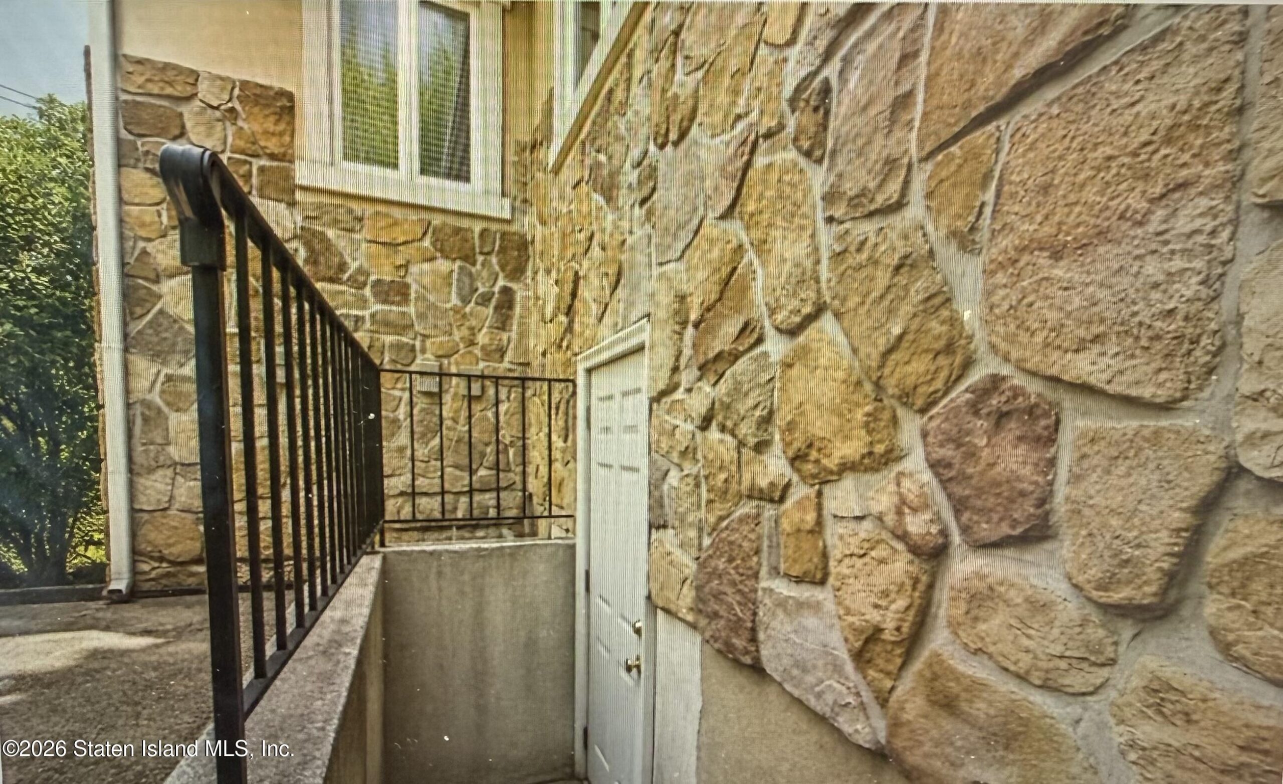 2372 Victory Boulevard Image 4
