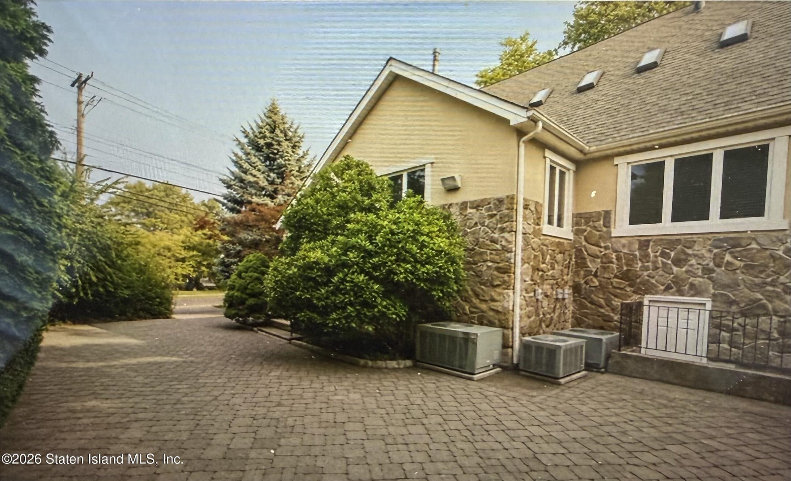 2372 Victory Boulevard Image 5
