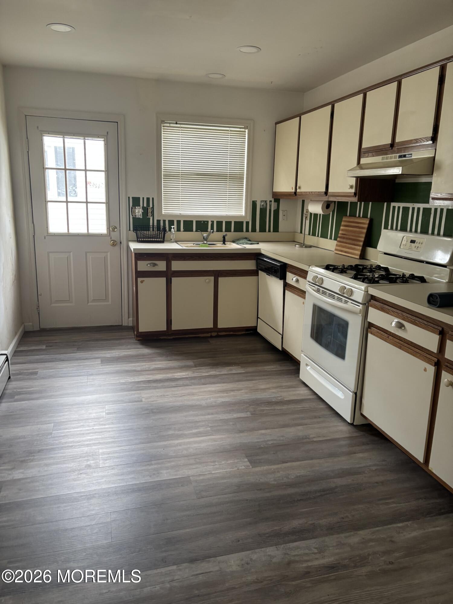 2 Tropicana Court Image 5