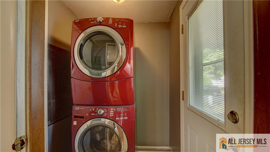 303 Woods End Court, Spotswood, NJ, 08884 image 27