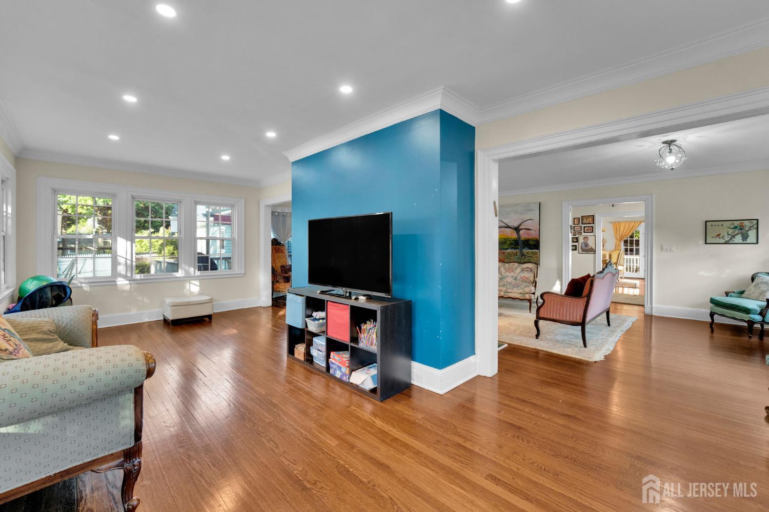 833 Salem Avenue Image 4