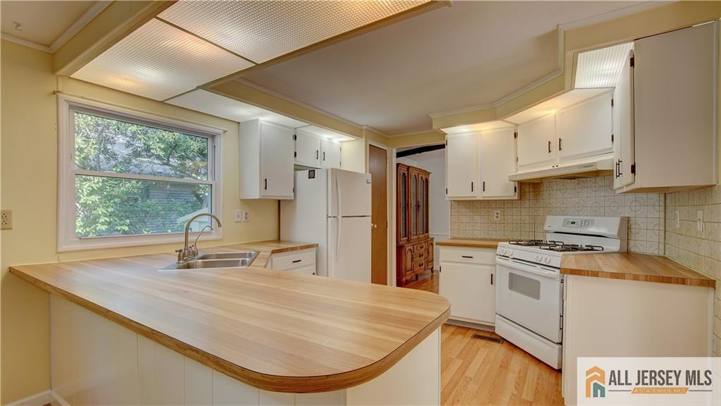 303 Woods End Court, Spotswood, NJ, 08884 image 13