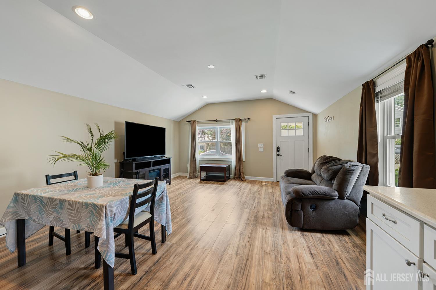 285 Shoreland Circle Image 4