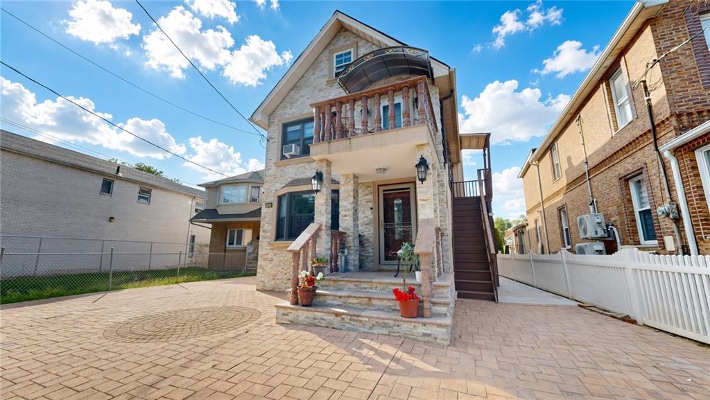 3985 Victory Boulevard Image 1