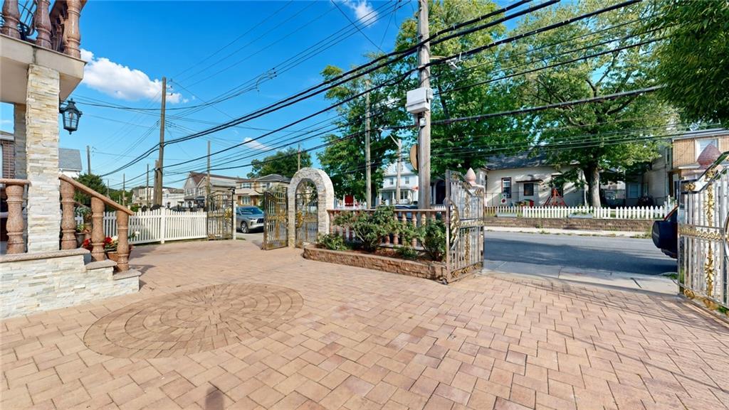 3985 Victory Boulevard Image 3