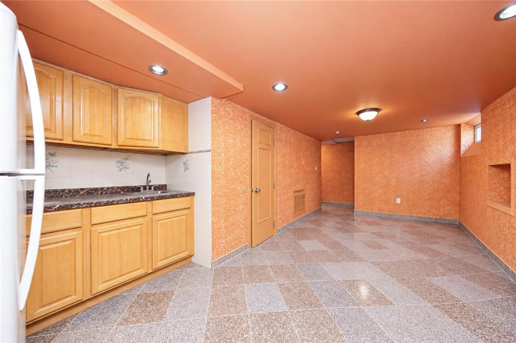 327 Allen Avenue, Brooklyn, New York, 11229 image 18