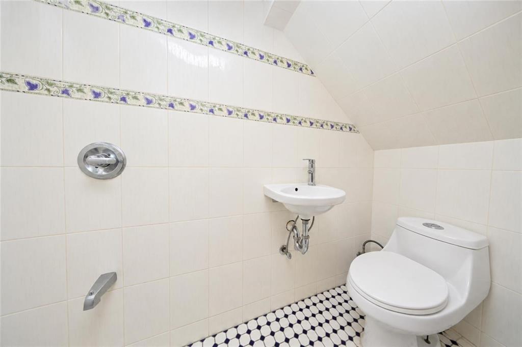 327 Allen Avenue, Brooklyn, New York, 11229 image 8