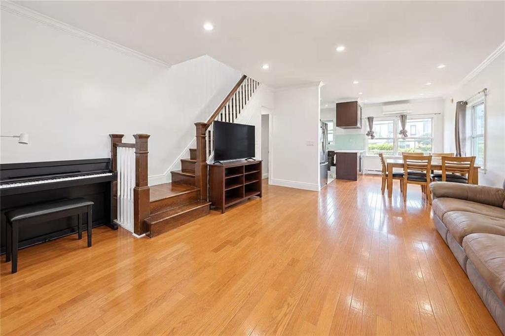1842 West 7 Street Image 3