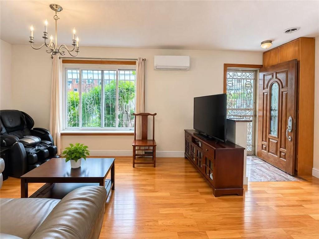2847 West 35th Street Image 3